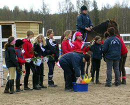 Prisutdelning - vit rosett till alla - klass 4