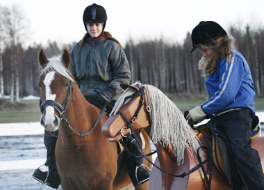 Hanna på Shadow och Tula på Benka.