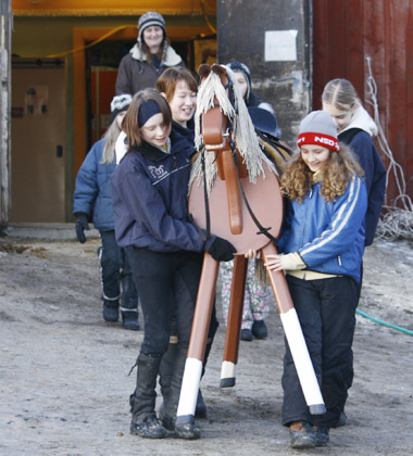 Stalljejerna tar ut Benka på gården, december 2006.