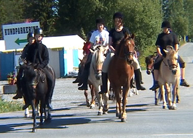 På väg till stallet. Ridläger på Stall Balans sommaren 2004.