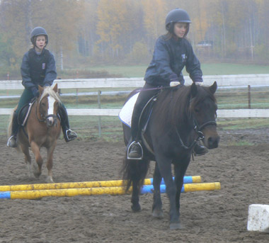 Kavalettiträning 7 oktober 2006. Hedda i täten, därefter Faszet. Ryttarna heter Jennifer och Emma.