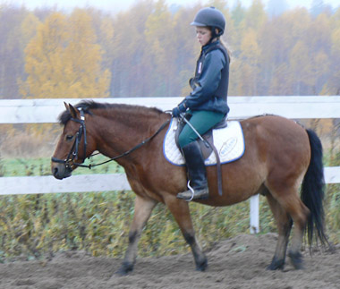 Wiktorin och Emma på ridlektion en disig höstdag, 7 oktober 2006.
